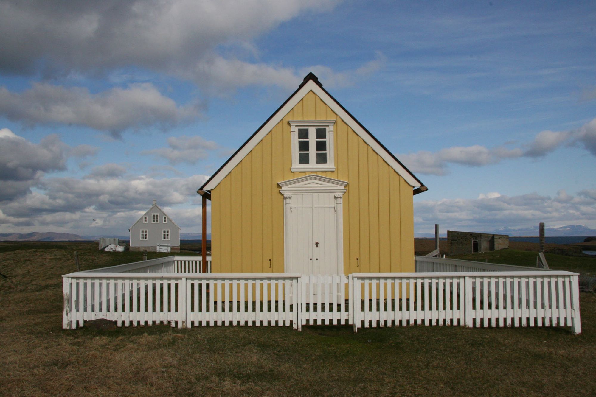 Flatey: Yellow house